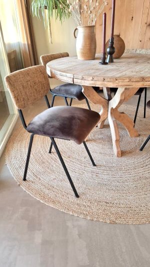 Loungebank met kussens en vloerkleed. Alt: Moderne loungebank met comfortabele kussens op een vloerkleed in een woonkamer.