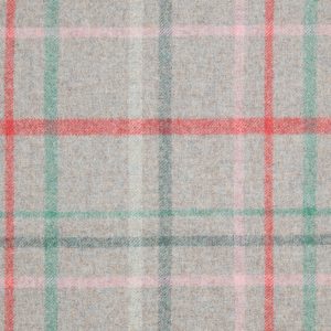Demo afbeelding van een gastenstoffen plaid met rood, groen en grijs geruite patronen, geschikt voor interieurdecoratie en meubelstoffen.