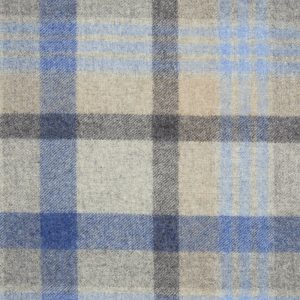 Duurzame interieurstoffen met plaid patroon in blauw, grijs en beige voor decoratie en meubelbekleding.