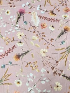 Een prachtige bloemenprint stof voor interieurdecoratie en meubels.
