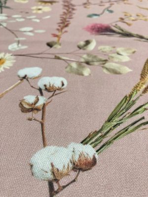 Interieurstoffen bloemen. Mooi bloemmotief op zachte roze interieurstof, ideaal voor raam- en meubelbekleding.