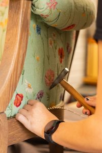 Hoogwaardige stoffen voor meubelbekleding en interieurdecoratie, met bloemenprint.