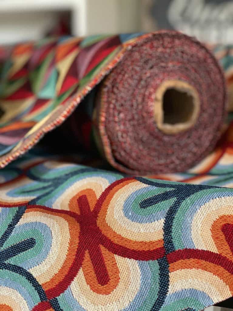 Vloerkleed stof met kleurrijk, decoratief ontwerp, perfect voor interieur en woondecoratie.