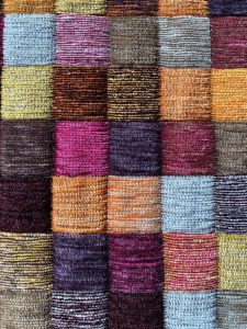 Veelzijdige stoffencollectie met diverse kleuren en texturen voor interieurdesign.