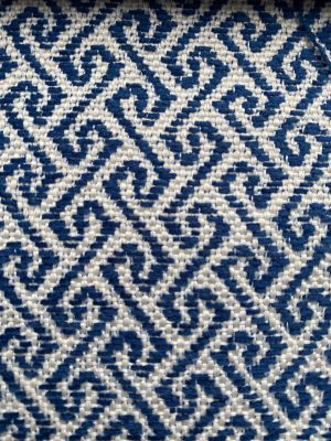 Gestructureerde interieurstoffen met blauw en wit, perfect voor meubels en decoratie.