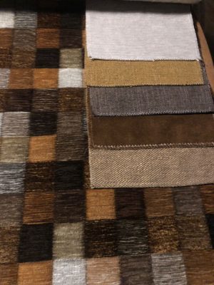 Diverse stoffen voor interieur en decoratie, in aardetinten en met textuur voor een warme uitstraling.