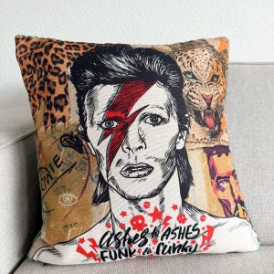 Leopard print en rock icon print kussen voor stijlvolle interieurdecoratie.