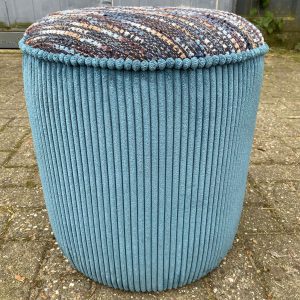 Veelkleurige sierkussen en vintage meubelstoffen, zachte texturen, perfecte decoratie voor interieur.