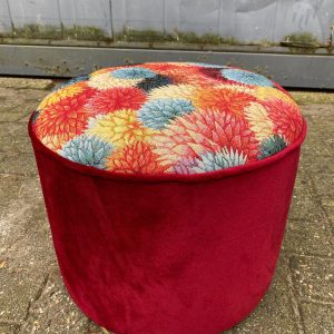 Uniek zitkussen met bloemmotief en zachte bekleding, ideaal voor interieur en decoratie.