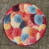 Kleurrijke footstool met bloemmotief, perfect voor interieurdecoratie en stoffering.
