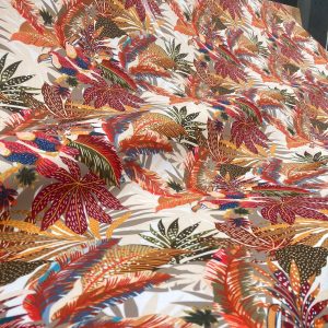 Felle tropische stoffencollectie met papegaai- en bladmotieven, perfect voor interieurdecoratie en meubelstoffen.