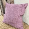 Origineel Mito burgundy 34 stoffenkussen in roze met een geboorde textuur, perfect voor woonkamer of slaapkamer.