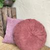 Mito blush 92 meubelstof Kussens met zachte texturen en warme kleuren voor interieurdecoratie.