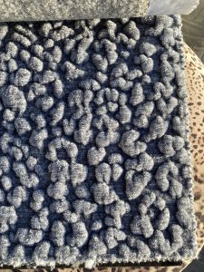Bubbels 205 Meubelstof Fancy Fabrics Bubbels 205 meubelstof Fancy Fabrics. Luxe meubelstof met bolletjesstructuur in donkerblauw, perfect voor moderne interieurprojecten.