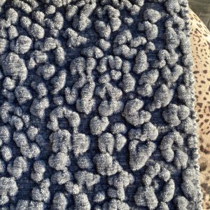 Bubbels 205 meubelstof Fancy Fabrics. Luxe meubelstof met bolletjesstructuur in donkerblauw, perfect voor moderne interieurprojecten.