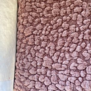 Bubbels 646 Meubelstof Fancy Fabrics Bubbels 646 Meubelstof Fancy Fabrics. Luxe roze meubelstof met bubbels voor bank en stoel.