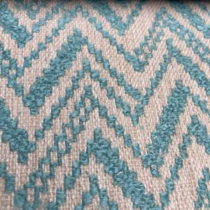 Detail van de Airola 15 Aquaclean meubelstof met een geometrisch zigzag patroon in blauw en wit.
