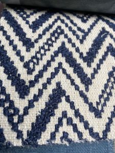 Aquaclean meubelstof met geometrisch zigzag patroon in navy en wit.
