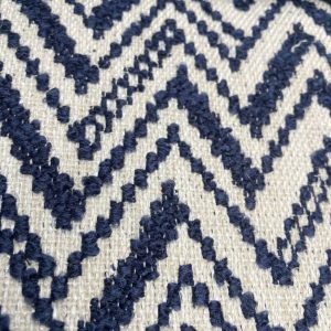 Aquaclean meubelstof met geometrisch zigzag patroon in navy en wit.