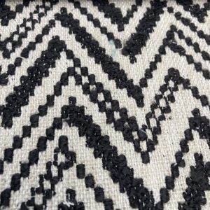 Zwart-wit geometrisch meubelstof met patroon, perfect voor interieurdecoratie.