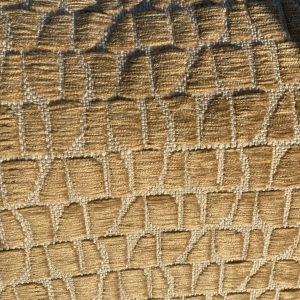 Detail van de Cariati 10 Aquaclean meubelstof met geometrisch patroon.