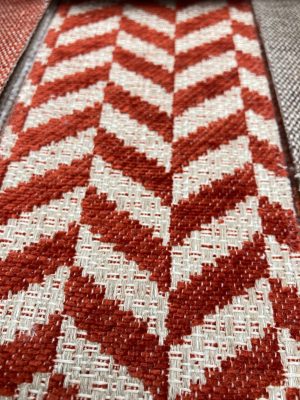 Claveria 09 Aquaclean meubelstof Moderne meubelstof met geometrisch patroon in rood en wit.