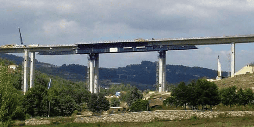 Vizela viaduct, Portugal (ARITO SA). Underslung MSS view from South. Typical spans of 56m