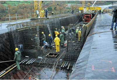Typical reinforcement assembly and parabolic tendons