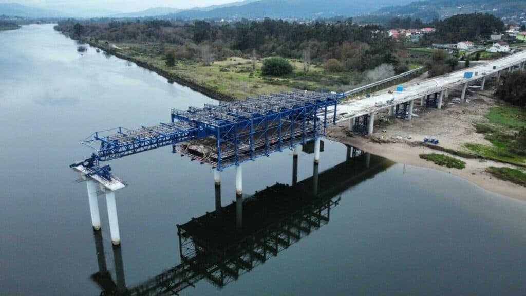 Overhead MSS at River Lima bridge construction, Portugal