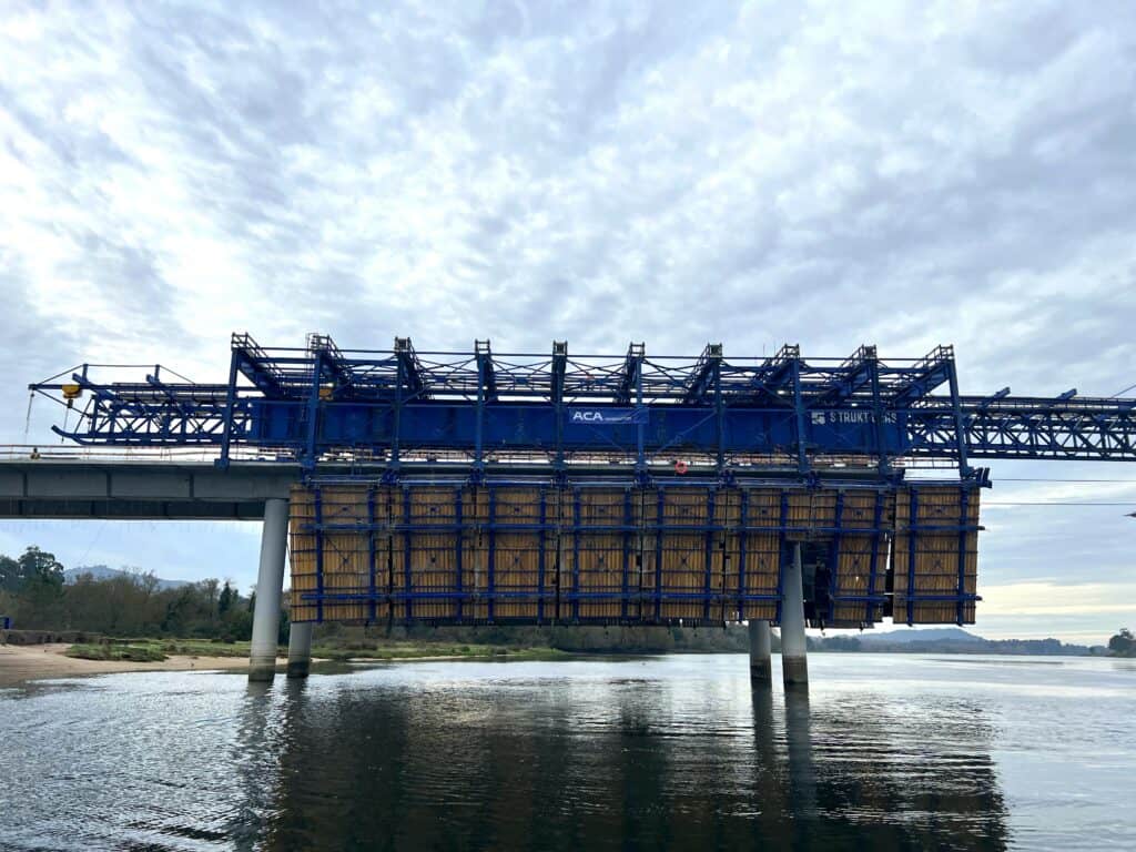 Overhead MSS at River Lima bridge construction, Portugal