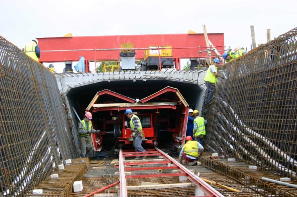 Figure 7: Mechanised transport of the internal formwork in a box girder deck