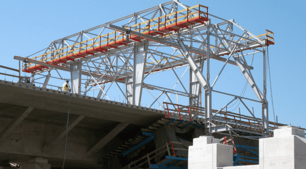 Concrete box wing form traveller
