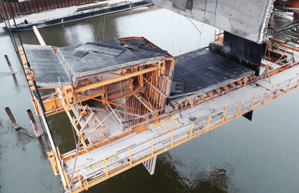 External formwork during launch back