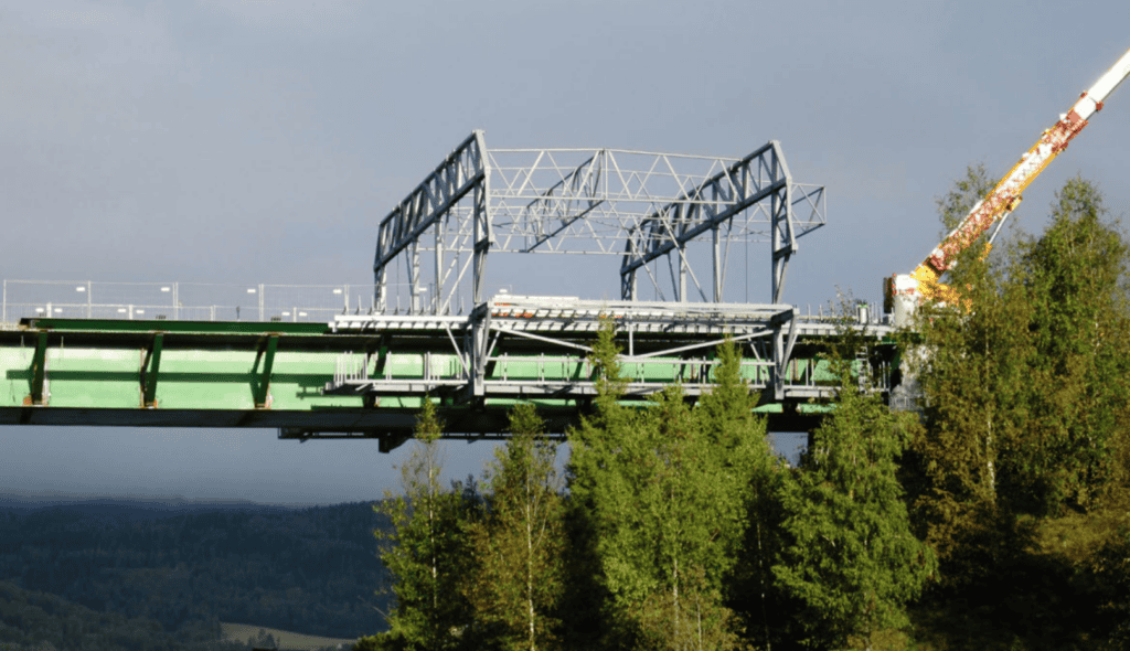 Wing form travaller for Composite steel box deck