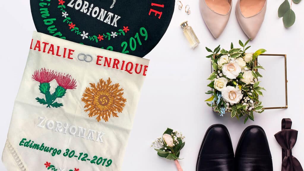 txapela y pañuelo bordado para bodas