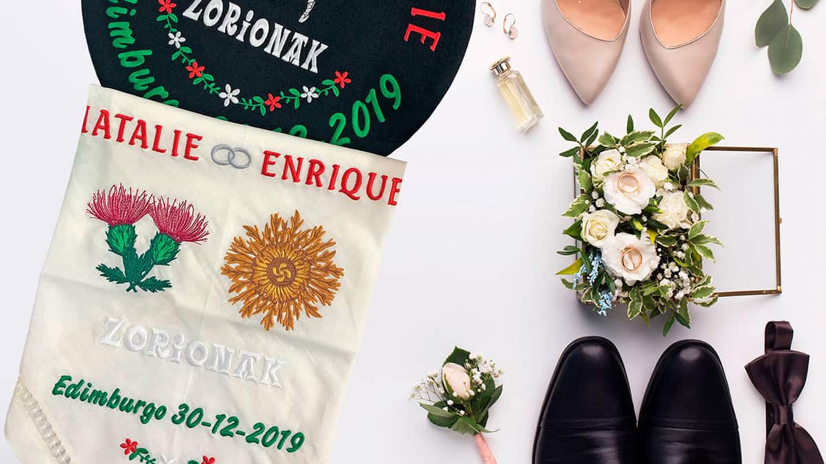 txapela y pañuelo bordado para bodas