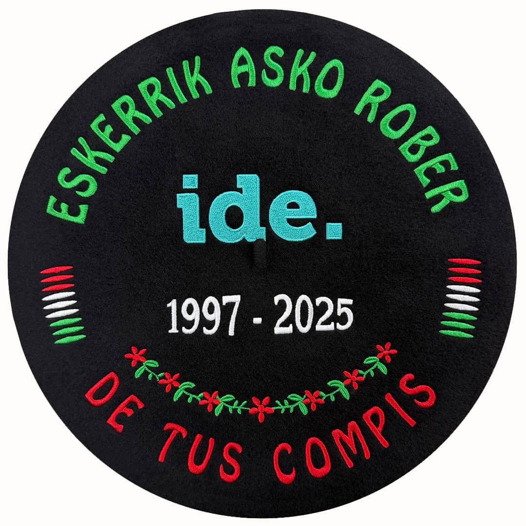 Txpela con símbolos logo de la empresa y agradecimiento para un compañero que se jubila
