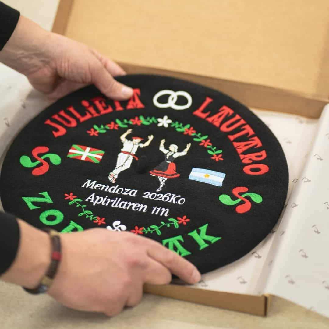 Preparación final de una txapela personalizada en su caja de presentación