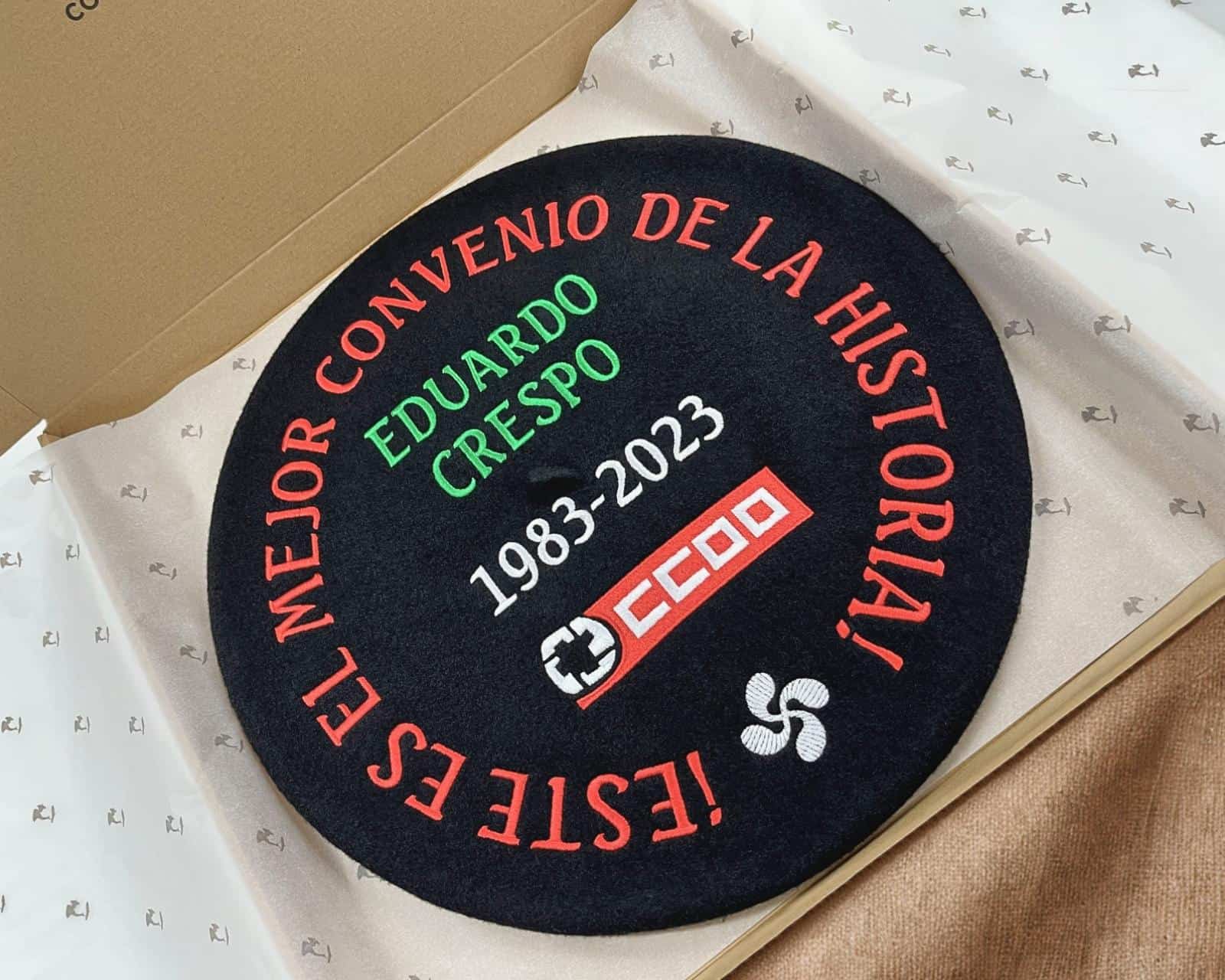 Txapela personalizada para jubilación presentada en caja con nombre, fechas y logotipo bordado