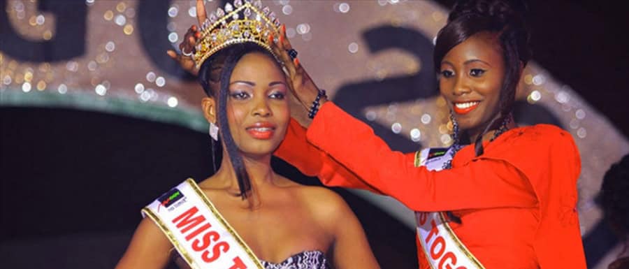 Jeune femme couronnée Miss Togo 2023 lors d'un événement de beauté.