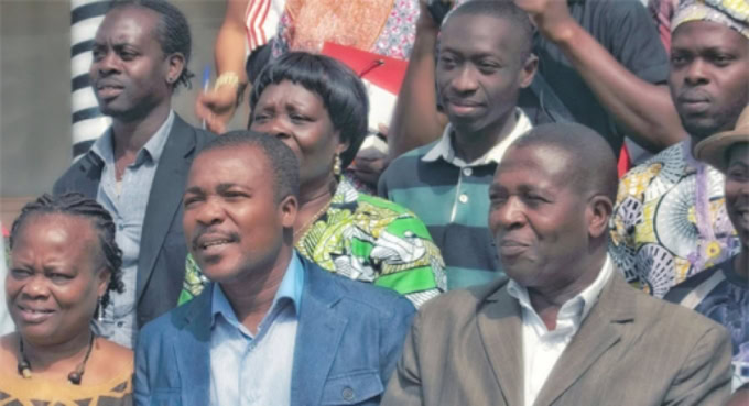 Groupe de personnes lors d'une célébration culturelle au Togo.