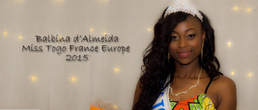 Jeune femme élégante portant une couronne de beauté Miss Togo 2015.