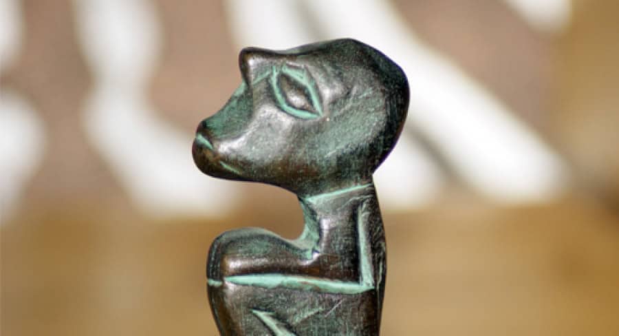 Statue en bronze représentant une figure africaine traditionnelle.