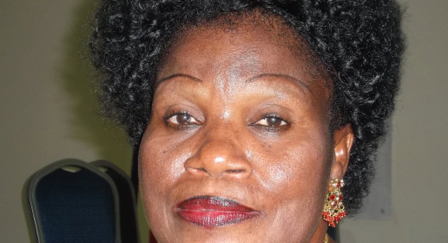 Femme togolaise avec coiffure naturelle et bijoux traditionnels.