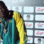 Jeune athlète togolais avec médaille d'argent, portant un maillot jaune et vert.