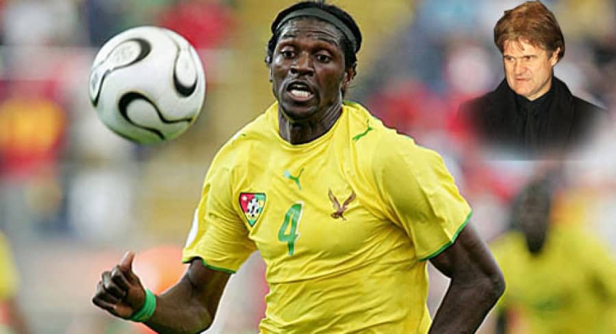 Joueur togolais portant maillot jaune lors d'un match de football.