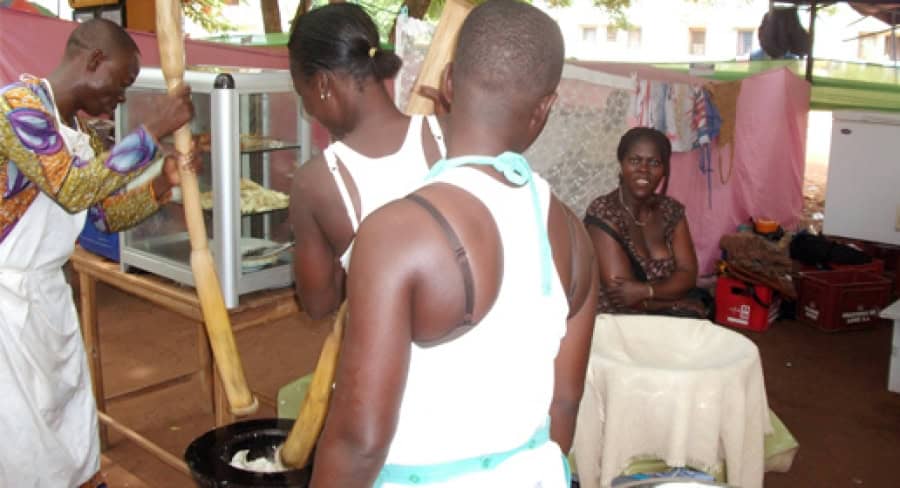 Groupe de personnes participant à une fête traditionnelle togolaise.