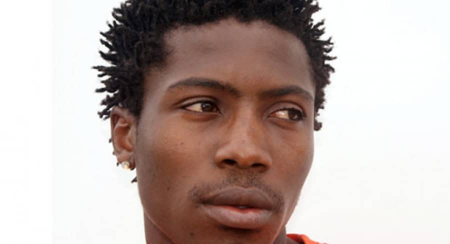 Jeune homme togolais avec cheveux crépus et regard pensif.