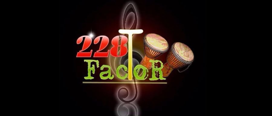 Logo de 228 Togo avec instruments traditionnels et musique.