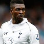 Joueur de football en action portant un maillot blanc de Tottenham.